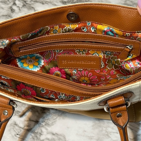 Elegant Two-Tone Genuine Leather Tote Bag Naturalizer - Picture 15 of 16